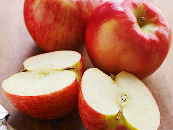 are apple seeds poisonous to humans